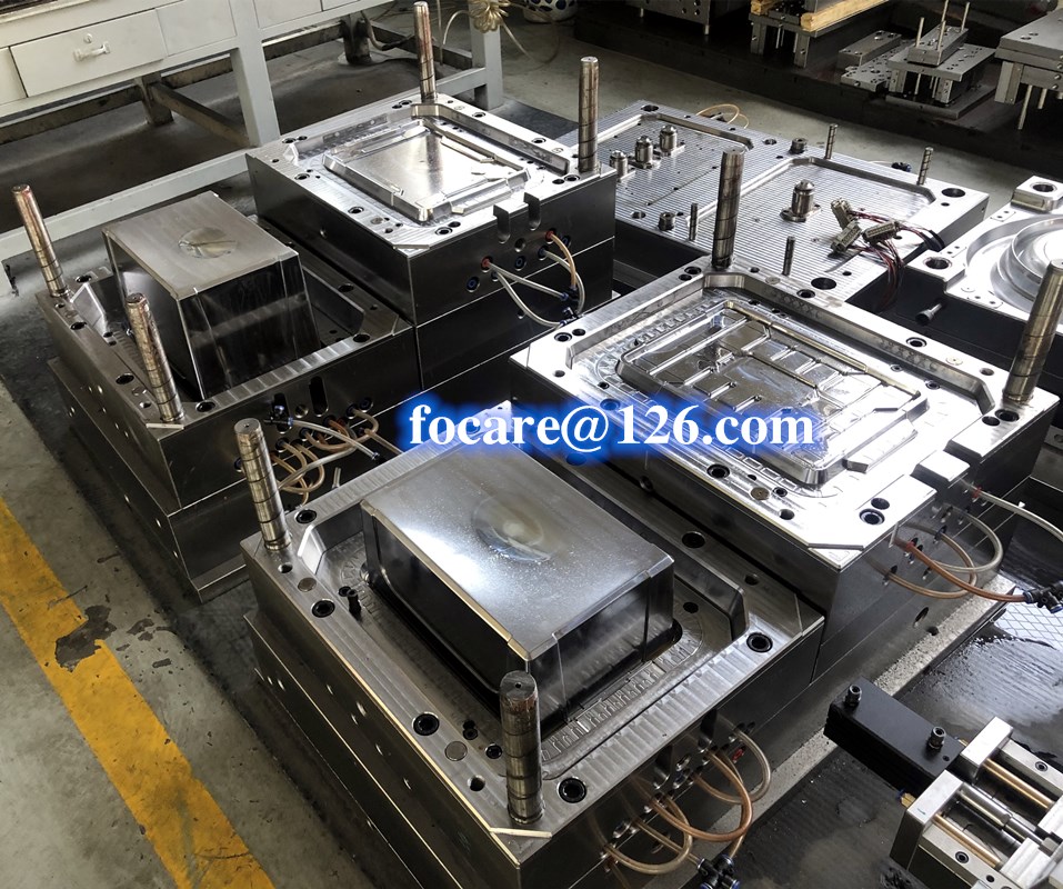 В одной пресс-форме изготовляется пластиковый контейнер и крышки для&nbsp;хранения